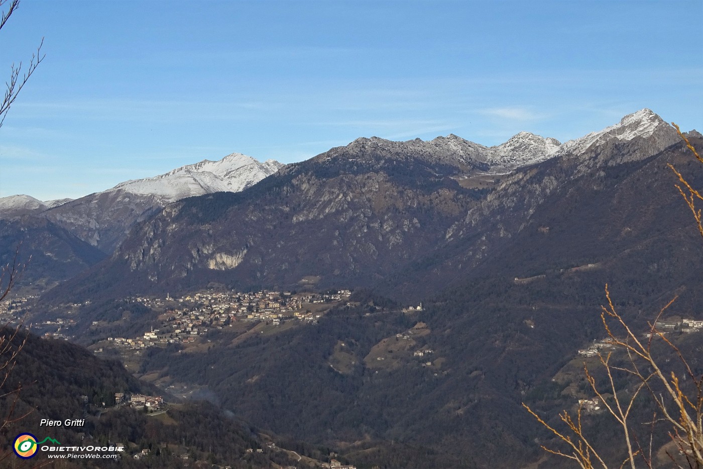 21 Sguardo verso Costa Serina, Alben e Menna.JPG